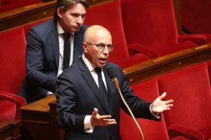 An accusation that a popular song in France is "right-wing", "filthy" and "sectarian" has sparked a political war of words in France. (EFE/LUDOVIC MARIN / POOL MAXPPP OUT)