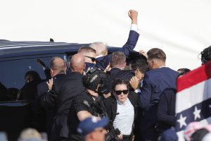 Short, round, possibly confused female, apparently a Secret Service agent EPA-EFE/DAVID MAXWELL