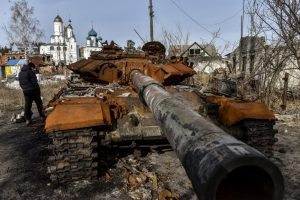 ARCHIVE IMAGE OF RUSSIAN TANK - Ukraine is willing to surrender some of its territory to Russia if it means ending Moscow's invasion, a major media outlet in Germany is reporting. (EPA-EFE/OLEG PETRASYUK)
