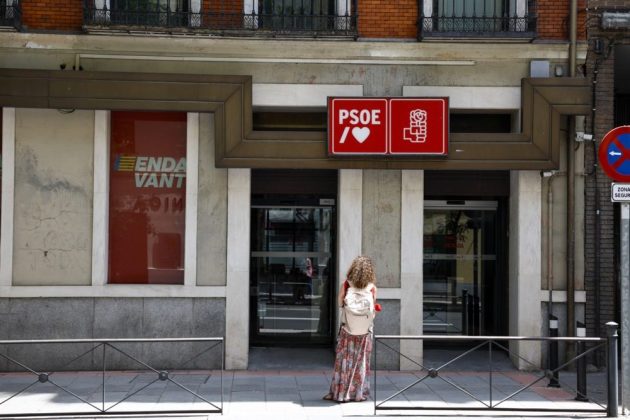 Spanish Civil Guard raids ruling Socialist Party headquarters